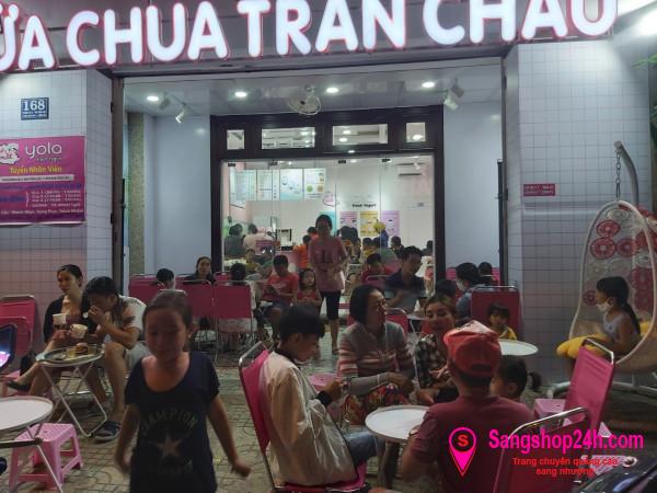 Sang quán sữa chua trân châu nằm mặt tiền đường, khu dân cư đông đúc, trung tâm quận Bình Tân.