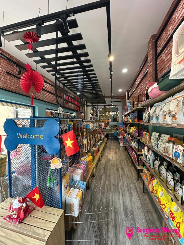 Sang cửa hàng thú nuôi