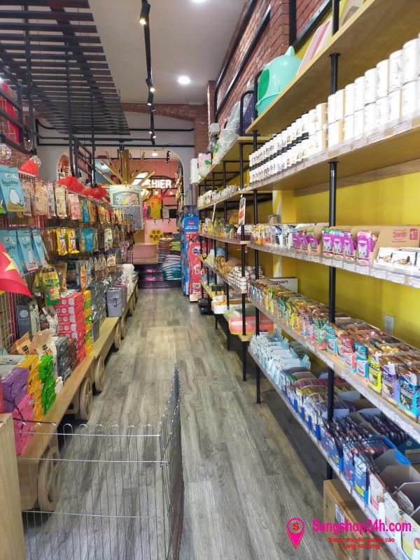 Sang cửa hàng thú nuôi