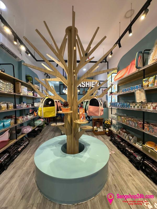 Sang cửa hàng thú nuôi