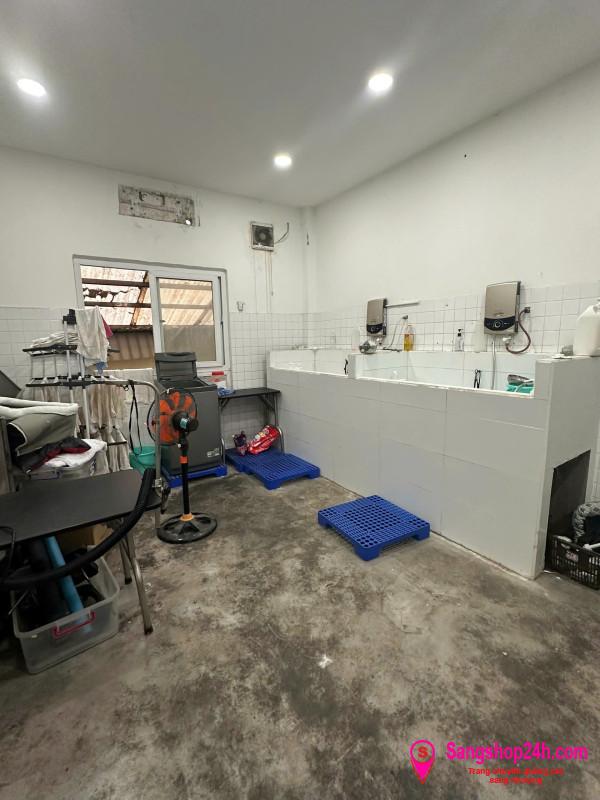 Sang cửa hàng thú nuôi