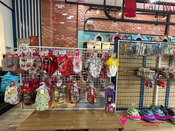 Sang cửa hàng thú nuôi