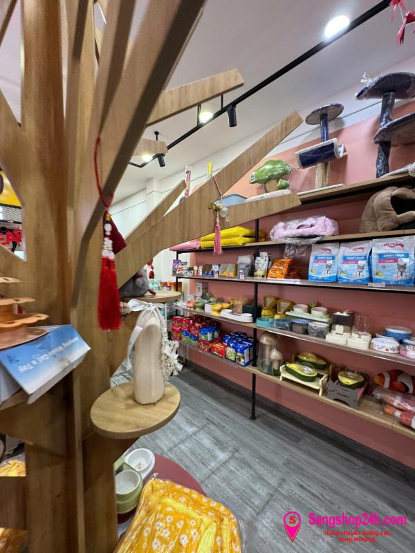 Sang cửa hàng thú nuôi