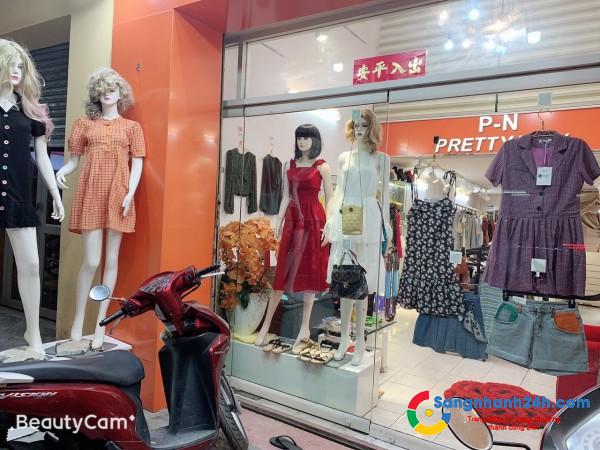 Cần sang nhanh shop thời trang mặt tiền đường lớn Nguyễn Tất Thành, quận 4.